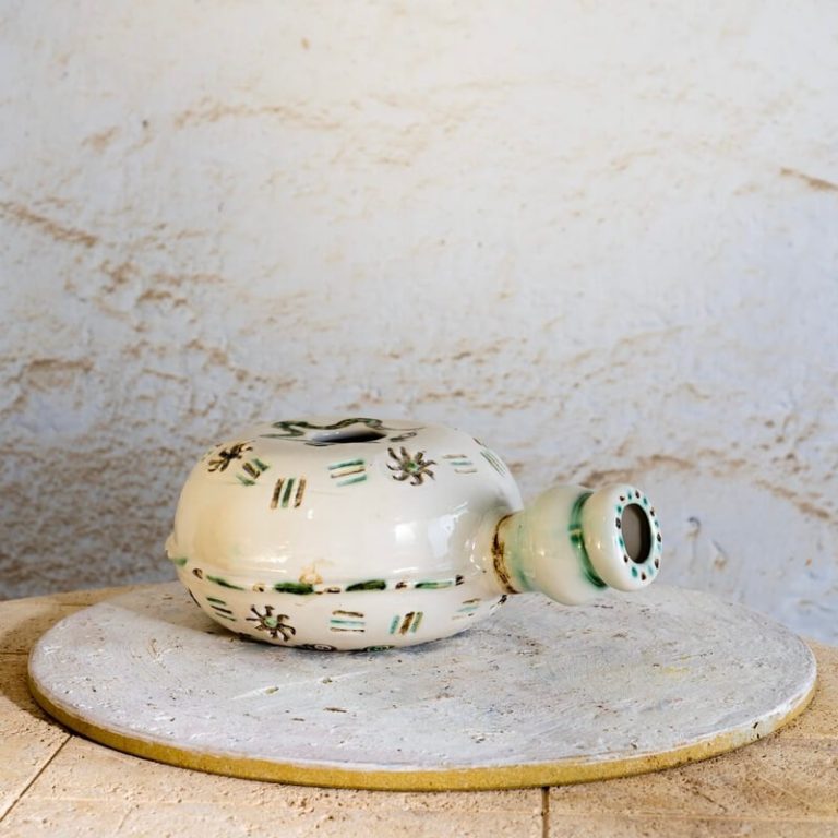 Ročno izdelan udu boben iz porcelana, poslikan z železovim in bakrovim oksidom. Glasbilo afriškega izvora, ki z nežnimi udarci ustvarja mehke, resonančne tone. Je prav poseben instrument, saj združuje umetnost, glasbo in meditacijo.