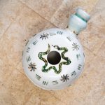 Ročno izdelan udu boben iz porcelana, poslikan z železovim in bakrovim oksidom. Glasbilo afriškega izvora, ki z nežnimi udarci ustvarja mehke, resonančne tone. Je prav poseben instrument, saj združuje umetnost, glasbo in meditacijo.