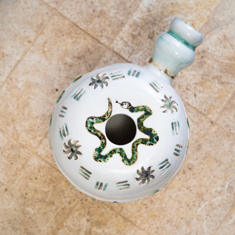 Ročno izdelan udu boben iz porcelana, poslikan z železovim in bakrovim oksidom. Glasbilo afriškega izvora, ki z nežnimi udarci ustvarja mehke, resonančne tone. Je prav poseben instrument, saj združuje umetnost, glasbo in meditacijo.