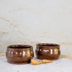 Tradicionalna enoporcijska skledica, odporna na temperaturne šoke in primerna za pečico, krušno peč ali žerjavico.