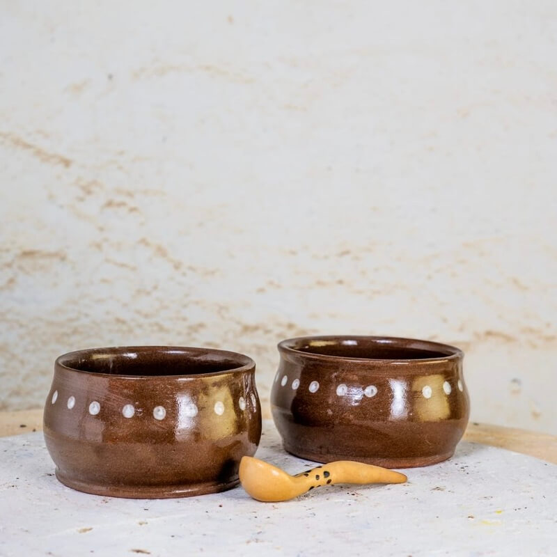 Tradicionalna enoporcijska skledica, odporna na temperaturne šoke in primerna za pečico, krušno peč ali žerjavico.