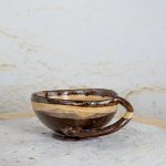 Keramična skleda iz temno rjave gline z ročajem v obliki zmajevega repa, peščena glazura in medeni rob, idealna za kosmiče in zimske juhice.