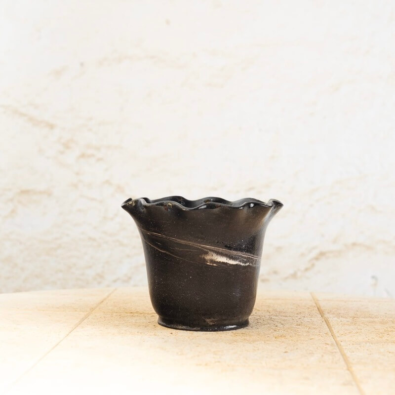 Ročno izdelan cvetlični lonec z marmoriranim vzorcem iz črne in bele gline, glaziran s prozorno glazuro in oblikovan z valovitim robom.