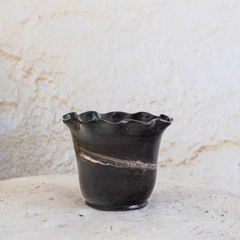 Ročno izdelan cvetlični lonec z marmoriranim vzorcem iz črne in bele gline, glaziran s prozorno glazuro in oblikovan z valovitim robom.