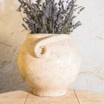 Ročno izdelan keramičen lonec za rastline. Alba Terra. Bela šamotna glina s kamenčki in svetla glazura, ki mu data naraven rustikalen značaj. Primeren za notranjo ali zunanjo uporabo. Lepo sede zraven kamna, lesa, kovine.