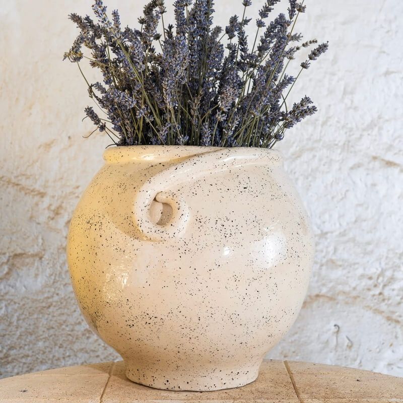 Ročno izdelan keramičen lonec za rastline. Alba Terra. Bela šamotna glina s kamenčki in svetla glazura, ki mu data naraven rustikalen značaj. Primeren za notranjo ali zunanjo uporabo. Lepo sede zraven kamna, lesa, kovine.