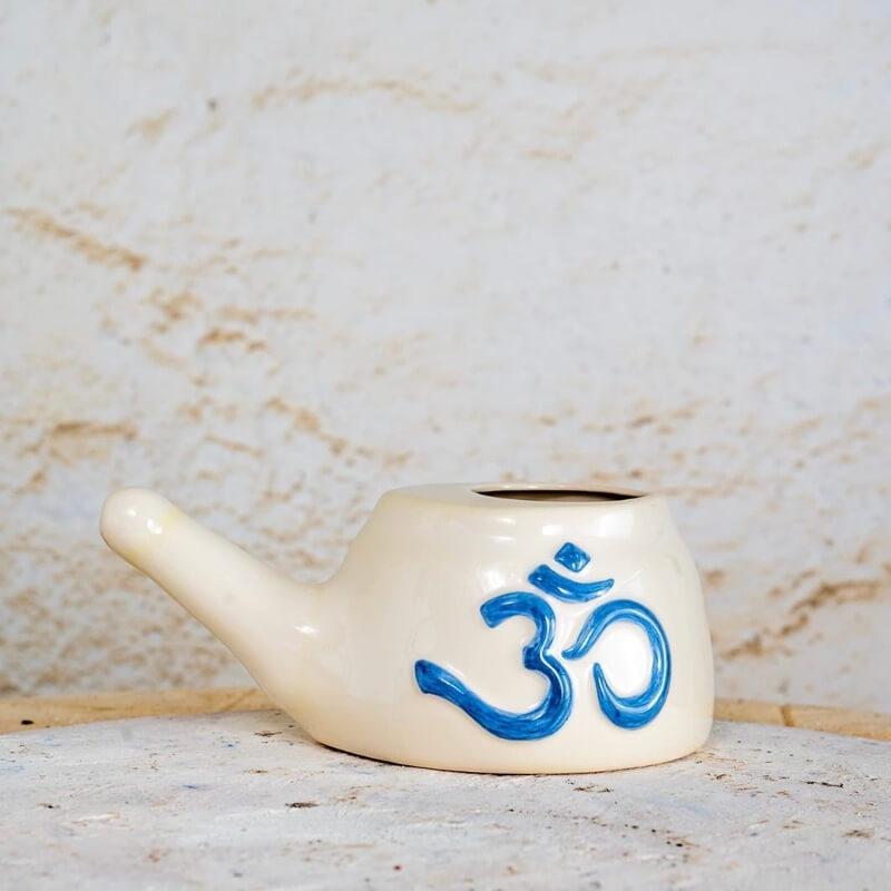 Ročno izdelana keramična lotka s simbolom OM, ustvarjena za nežno in učinkovito spiranje nosnic ter podporo vsakodnevni dihalni higieni, proti prehladom.