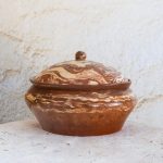 Keramična posoda s pokrovom iz dveh glin, marmoriran vzorec, za shranjevanje, serviranje, dekor.