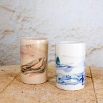 Visoke porcelanaste skodelice brez ročaja z marmoriranim vzorcem barvnih engob (za čaj ali latte).