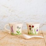 Mini skodelica iz bele vlivne gline/porcelana, ročno poslikana z botaničnimi motivi in zaključena s prozorno glazuro. Ravno prav za espresso ali zeliščni čaj
