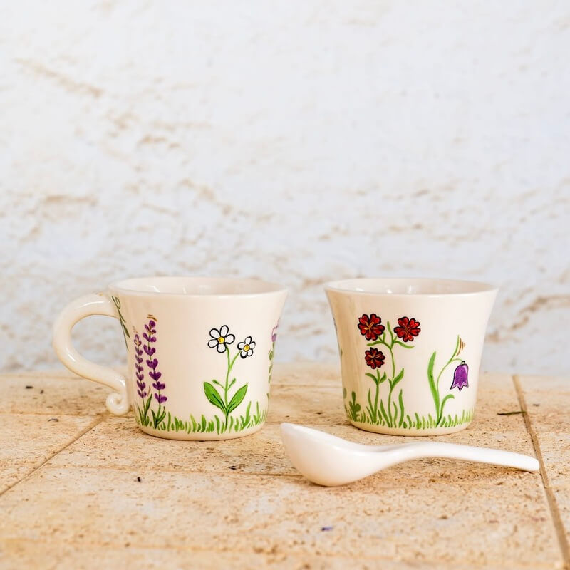Mini skodelica iz bele vlivne gline/porcelana, ročno poslikana z botaničnimi motivi in zaključena s prozorno glazuro. Ravno prav za espresso ali zeliščni čaj