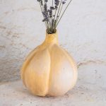 Unikatna vaza v obliki česna, bela vlivna glina, mavčni kalup, barvne glazure, naravna podoba česnovega stroka.