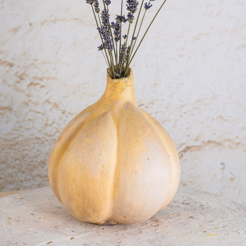 Unikatna vaza v obliki česna, bela vlivna glina, mavčni kalup, barvne glazure, naravna podoba česnovega stroka.