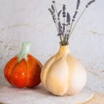 Unikatna vaza v obliki česna, bela vlivna glina, mavčni kalup, barvne glazure