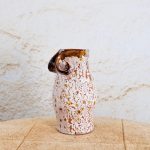 Rustikalna vaza Craque iz opečnate gline z belo craque glazuro in temno rjavim robom.