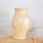 Figurativna keramična vaza “Curves” v obliki bokov, krem glazura s sijajem.