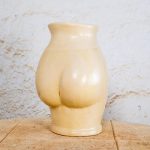 Figurativna keramična vaza “Curves” v obliki bokov, krem glazura s sijajem.