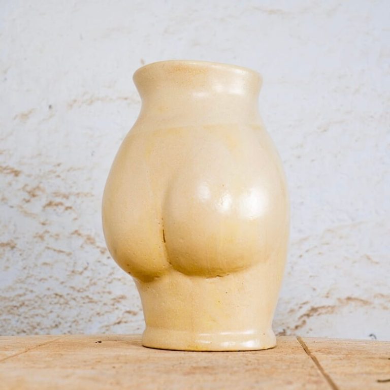 Figurativna keramična vaza “Curves” v obliki bokov, krem glazura s sijajem.