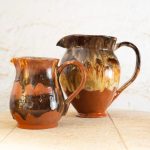 Tradicionalni ročno narejen vrč iz rdeče gline terra cotta a z malo bolj netradicionalnim modernim prelivom glazur v medenih, peščenih in oksidnih tonih. Idealni za serviranje vode, vina ali soka na družinskih kosilih ali večerjah.