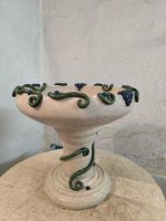 Ročno izdelan okrasni lonec iz šamotne gline z motivom vinske trte – trpežen, dekorativen in primeren za notranje ter zunanje rastline.