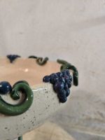 Ročno izdelan okrasni lonec iz šamotne gline z motivom vinske trte – trpežen, dekorativen in primeren za notranje ter zunanje rastline.