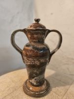 Ročno izdelana vaza Eterna Terra – naravni prelivi glin in umirjena oblika za spominske ali dekorativne namene. Lahko se upporablja kot nagrobna vaza ali dekorativna vaza.