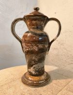 Ročno izdelana vaza Eterna Terra – naravni prelivi glin in umirjena oblika za spominske ali dekorativne namene. Lahko se upporablja kot nagrobna vaza ali dekorativna vaza.