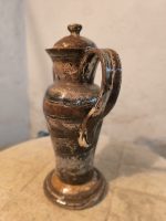 Ročno izdelana vaza Eterna Terra – naravni prelivi glin in umirjena oblika za spominske ali dekorativne namene. Lahko se upporablja kot nagrobna vaza ali dekorativna vaza.