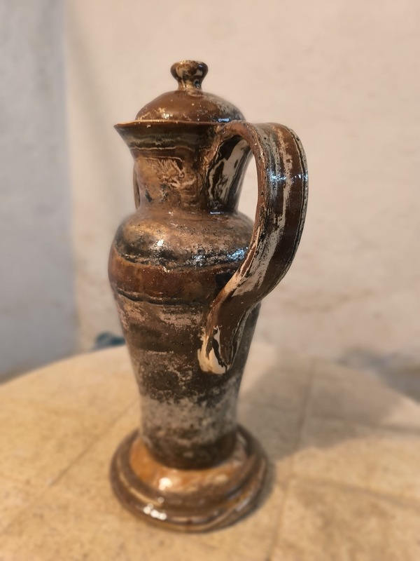 Ročno izdelana vaza Eterna Terra – naravni prelivi glin in umirjena oblika za spominske ali dekorativne namene. Lahko se upporablja kot nagrobna vaza ali dekorativna vaza.